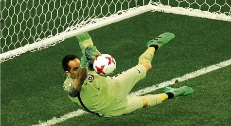  ?? GETTY IMAGES ?? Claudio Bravo war Chiles Held im Penaltysch­iessen – der Keeper hielt nicht weniger als drei portugiesi­sche Elfmeter.