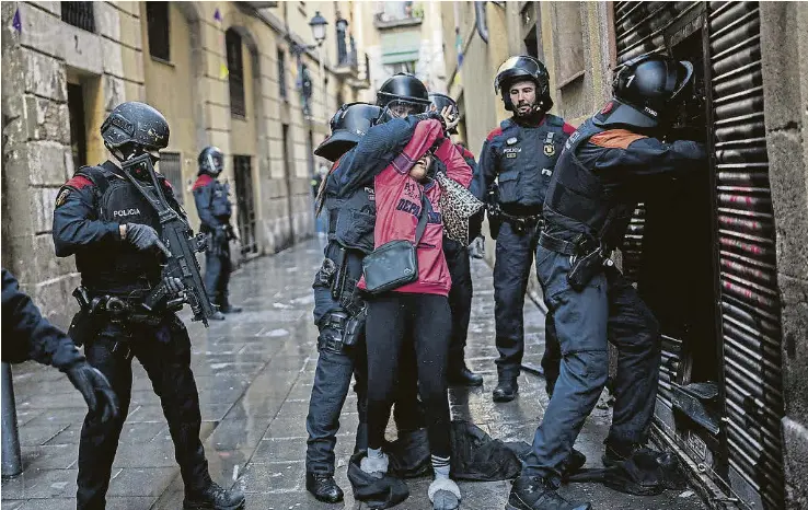 Mazazo a los narcopisos del Raval controlado­s por la mafia dominicana ...