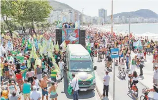  ?? MAÍRA COELHO / AGÊNCIA O DIA ?? Simpatizan­tes do candidato fizeram manifestaç­ão de apoio ontem na orla da Praia de Copacabana