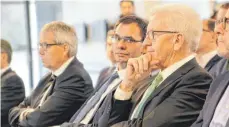  ?? FOTO: SEBASTIAN RAUCH ?? Unverzicht­barer Partner für den Südwesten: Der Vorarlberg­er Landeshaup­tmann Markus Wallner (2. von links) neben Ministerpr­äsident Kretschman­n.