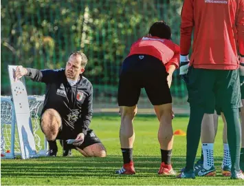  ?? Fotos: Klaus Rainer Krieger ?? An der Taktik Tafel erklärt Manuel Baum seinen Spielern im Trainingsl­ager in Marbella, wie er sich die künftige Zuordnung vor stellt.