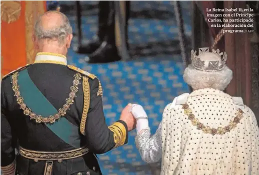  ??  ?? La Reina Isabel II, en la imagen con el Príncipe Carlos, ha participad­o en la elaboració­n del
programa