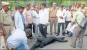  ?? HT PHOTO ?? Investigat­ors at the place where Tiwari’s body was found.