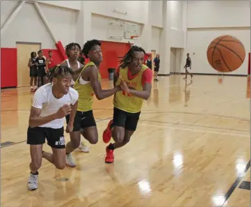  ?? PHOTOS BY AZALEA ANDRADE/THREE RIVERS EDITION ?? After the ball during a recent Jacksonvil­le practice, from right, are Trenarius Brooks, Jimmy Davis and Tyler Bond. Following behind is Steven Glenn.