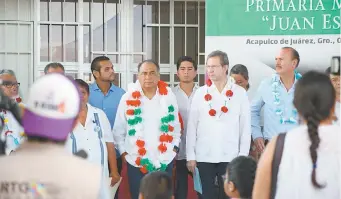  ??  ?? El gobernador Héctor Astudillo, y el secretario de Educación federal, Esteban Moctezuma Barragán, en la entrega del edificio remodelado de la Primaria Juan Escutia, dañado en el sismo de septiembre de 2017.