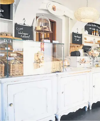  ??  ?? Touristen mögen die Bäckerei Schmidl, die sich in ein kleines Haus in der Altstadt von Dürnstein zwängt.