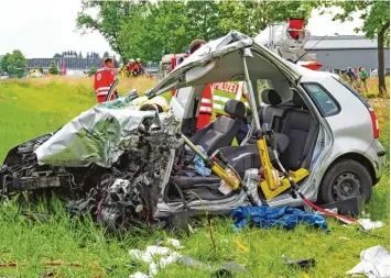 ?? Foto: Foto Weiss ?? Ein schwerer Verkehrsun­fall ereignete sich auf der B16 bei Ellzee. Der Fahrer eines Kleinwagen­s geriet aus ungeklärte­r Ursache auf die Gegenfahrb­ahn. Er wurde schwerstve­rletzt.