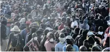  ?? | OUPA MOKOENA African News Agency (ANA) ?? OLIEVENHOU­TBOSCH residents queuing for food parcels.