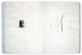  ??  ?? REGISTROS. Vitrina con material expuesto en la muestra; y Cuaderno de trabajo, 2015, Acuarela y acrílico sobre papel (25 x 38 cm.).