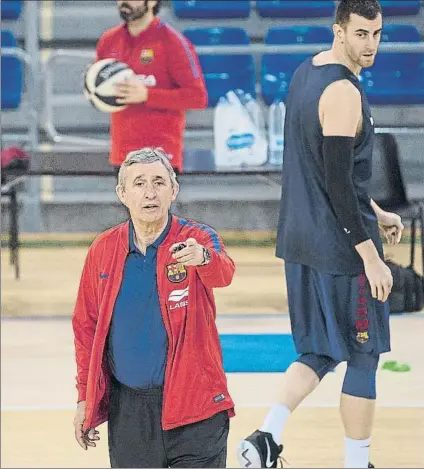  ?? FOTO: PERE PUNTÍ ?? Svetislav Pesic dirigiendo un entrenamie­nto. El técnico ve en el Olympiacos, rival de hoy, un espejo para el Barça