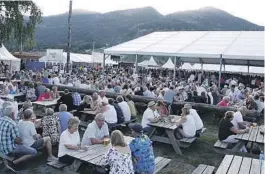  ??  ?? FOLKSOMT: Flere tusen var møtt fram til lørdagsfes­t ved Hovedscene­n under årets Seljordfes­tival.