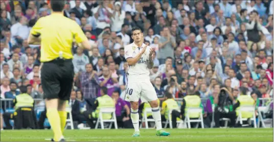  ??  ?? COMPUNGIDO. James, visiblemen­te emocionado, se tomó su tiempo para aplaudir a todo el Bernabéu cuando Zidane le sustituyó ante el Sevilla.