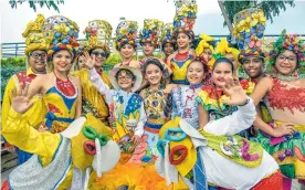  ??  ?? Los reyes del Carnaval de los Niños 2018, junto a pequeños bailarines.