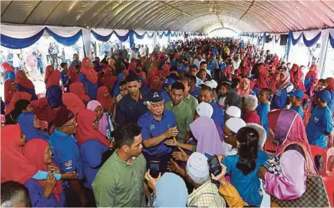  ??  ?? NAJIB disambut warga FELDA pada Majlis Ramah Mesra Bersama Warga Felda Gugusan Chini di Dataran Pusat Tenun FELDA Chini, semalam.