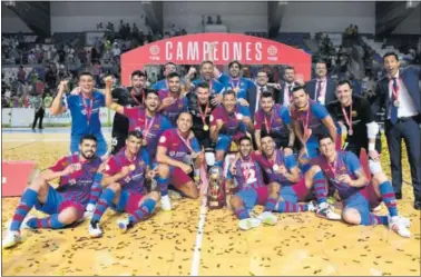  ?? ?? FÚTBOL SALA
FINAL
Los jugadores del Barça posan en la pista del Palma con el trofeo de campeones de Liga.