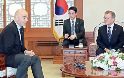  ??  ?? El presidente de Corea del Sur, Moon Jae-in (derecha), recibió al titular de la FIFA, Gianni Infantino, en la Casa Azul, en Seúl, que fue sede del Mundial Sub-20 ganado por Inglaterra el domingo en la final con Venezuela ■ Foto Ap