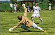  ?? Foto: Reinhold Radloff ?? Gleich neunmal musste Wehringens Keeper Andreas Sulzer bei der Klatsche gegen den SSV Bobingen hinter sich greifen.