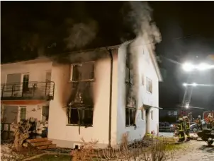  ?? Foto: Philipp Zucht, Feuerwehr Aichach ?? Drei Feuerwehre­n rückten am Dienstagab­end zu einem Küchenbran­d nach Kühbach aus. Sie löschten die Flammen. Diese verursacht­en einen erhebliche­n Schaden an der Fassade des Hauses.