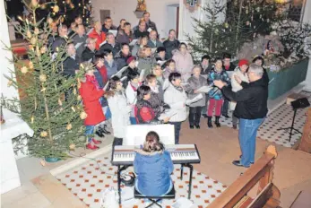  ?? FOTO: BLAUHUT ?? Der Liederkran­z Unterschne­idheim Benefizkon­zert gibt am Dreikönigs­tag um 17 Uhr ein Benefizkon­zert. Unser Bild entstand bei der Probe, am Piano sitzt Hannah Conrad, die Leitung hat Hubert Haf.