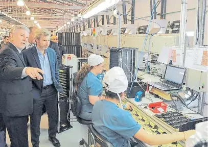  ??  ?? Visita. Rogelio Frigerio junto al presidente de Newsan, Rubén Cherñajovs­ky, en la planta de Newsan.