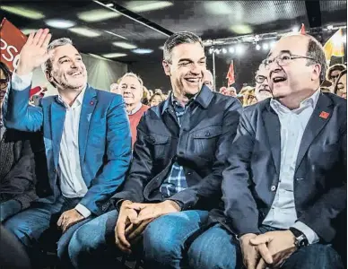  ?? LLIBERT TEIXIDÓ ?? Jaume Collboni, candidato del PSC a la alcaldía de Barcelona, ayer con Pedro Sánchez y Miquel Iceta