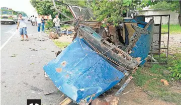  ??  ?? Daños. Las dos personas lesionadas viajaban en el pick up, el cual quedó destruido por el choque.