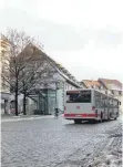  ?? FOTO: LENA MÜSSIGMANN ?? Ein Bus fährt am Kornhaus vorbei. Der Marienplat­z soll hier neu gestaltet werden und damit für eine längere Zeit eine nicht befahrbare Baustelle sein.