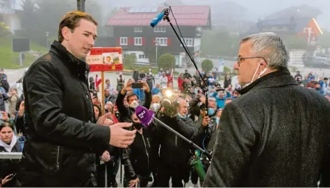  ?? Foto: Ralf Lienert ?? Nach über 47 Jahren hat am Mittwochab­end erstmals wieder ein österreich­ischer Bundeskanz­ler das Kleinwalse­rtal besucht. Doch für Sebastian Kurz (links) könnte der Trubel um seinen Besuch unangenehm­e Folgen haben.