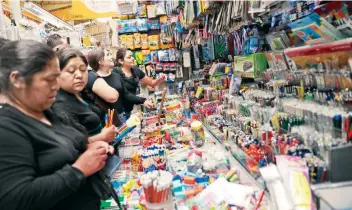  ??  ?? Cientos de familias acuden a la calle Mesones para comparar los precios de los productos en los diversos puestos de útiles escolares para poder ahorrar un poco de dinero en el regreso a clases.