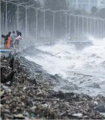  ?? PHOTO AFP ?? De fortes vagues provoquées par le super typhon Mangkhut ont été observées à Manille, hier.