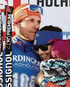  ?? Foto: Franck Fife, afp ?? Lowell Bailey mit seiner Frau Erika und Töchterche­n Ophelia nach seinem WM Sieg in Hochfilzen.