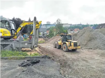  ?? FOTO: INGEBORG WAGNER ?? Abgeräumt: Die alten Feuerwehrg­ebäude sind abgerissen. An dieser Stelle, hinter der Tuttlinger Stadthalle, soll ein neues Wohnquarti­er entstehen.