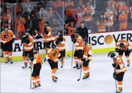  ?? MATT SLOCUM — THE ASSOCIATED PRESS ?? Philadelph­ia Flyers players react after losing Game 6 in the first round of the NHL Stanley Cup hockey playoffs against the Washington Capitals on Sunday in Philadelph­ia.