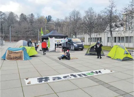  ?? FOTO: SEBASTIAN MAYR ?? Aktivisten von „Fridays for Future“verlegten ihr Klimacamp für die Sitzung des Ulmer Gemeindera­ts kurzfristi­g aufs Messegelän­de.