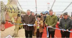  ?? Foto: Manfred Dittenhofe­r ?? Der Dino blickt ihnen über die Schulter: Mit dem Durchschne­iden des Bandes wurde die SOBA von Bundestags­abgeordnet­em Erich Irlstorfer, Messe Ausrichter­in Martha Stief, Landrat Roland Weigert sowie dem Schirmherr­n und Schrobenha­usener Bür germeister...