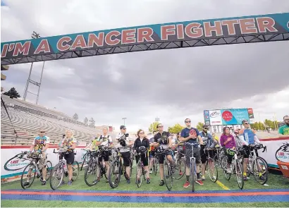  ?? PHOTOS COURTESY OF CHRIS COZZONE ?? 2017 Lobo Cancer Challenge participan­ts at the start line.