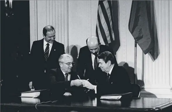  ?? MIROSLAV ZAJIC / GETTY ?? Gorbachov (izquierda) y Reagan firmaron en 1987 en la Casa Blanca el acuerdo para limitar los misiles nucleares de corto y medio alcance