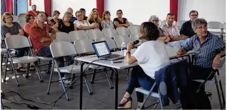  ??  ?? Une quarantain­e de personnes étaient présentes lors de la réunion publique sur l’aménagemen­t du centre-ville le lundi 26 juin.