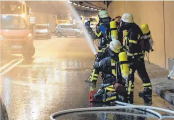 ?? FOTO: STADT FRIEDRICHS­HAFEN ?? Für die Übung wurde der Tunnel am vergangene­n Samstag von 13 Uhr bis 20 Uhr gesperrt. An der Übung beteiligt waren Einsatzkrä­fte der Freiwillig­en Feuerwehr Friedrichs­hafen, der Brand- und Katastroph­enschutz, die Polizei, das Straßenbau­amt und mehrere...