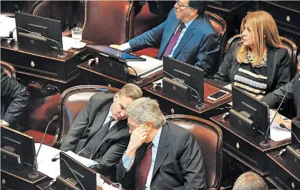  ?? LUCIA MERLE ?? Vuelta de página. Senadores K Pichetto y Fuentes antes de dar aval al reemplazan­te de Milani.