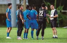  ??  ?? KIM Swee (kanan) bersama skuad B-23 ketika sesi latihan.