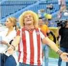  ??  ?? ‘El Pibe’ Valderrama animó a la afición rojiblanca antes del inicio del juego.