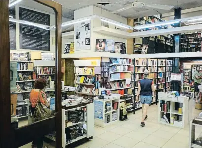  ?? XAVI JURIO ?? La librería La Rambla, abierta en 1968, ha sido punto de encuentro durante décadas del mundo cultural