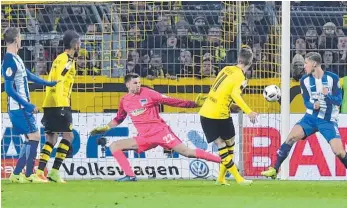  ?? FOTO: IMAGO ?? Der Schlüssel zum späten Sieg: Marco Reus (2. von rechts) erzielt das Dortmunder Tor zum 1:1.