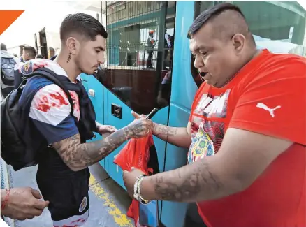  ?? ?? Víctor Guzmán atiende a uno de los fanáticos del Guadalajar­a.