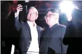  ?? PHOTO AFP ?? Le ministre des Affaires étrangères de Singapour, Vivian Balakrishn­an, a pris un selfie avec Kim Jong-un.