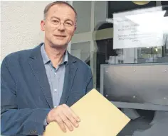  ?? FOTO: MICHAEL HESCHELER ?? Mit Amtsleiter Helmut Bosler warten viele Kunden des Finanzamts Sigmaringe­n auf den neuen Briefkaste­n.