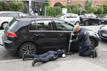  ?? FOTO: LINDA JOHANSEN ?? Politiets teknikere i arbejde på det gerningsst­ed i Sydhavnen, hvor et voldsomt knivstikke­ri forleden kostede en 31-årig mand livet.