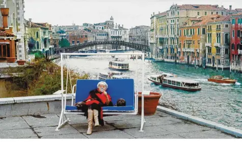  ?? Fotos: Stefan Moses/h2 ?? Peggy Guggenheim auf einer Hollywoods­chaukel am Canal Grande in Venedig: Fast ein halbes Jahrhunder­t ist seither vergangen.