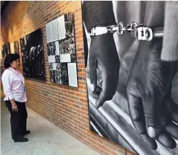  ?? AFP PHOTO ALEXANDER JOE ?? Sudáfrica. Museo del Apartheid. La segregació­n racial rigió hasta 1992.